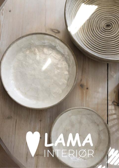 Lama katalog vår 2026 - Pynteputer,vaser, lysestaker, lykter, boller, servietter.